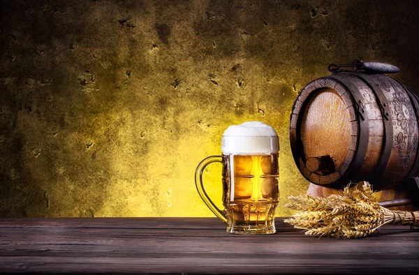 Mug of beer with foam and barrel — Stock Photo, Image