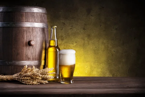 Barril, garrafa e copo de cerveja — Fotografia de Stock