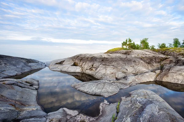 Lac Bay dans les rochers — Photo