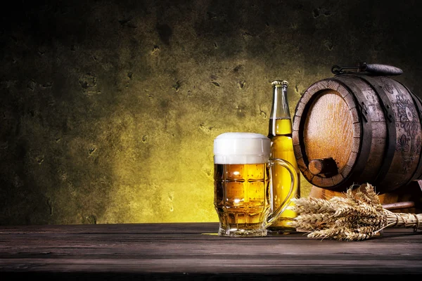 Bicchiere di birra leggera con bottiglia e barile — Foto Stock