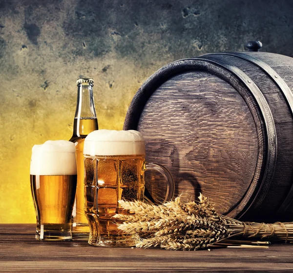 Still life with glasses of beer and barrel — Stock Photo, Image