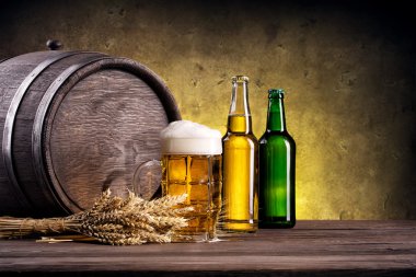 Sarı ve yeşil şişe bira bardağı