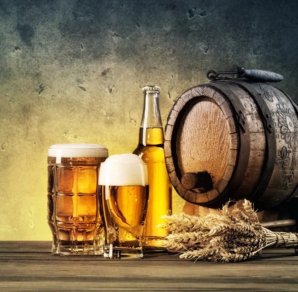 Copos de barril e cerveja na mesa — Fotografia de Stock