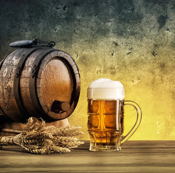 Barril em pé e caneca de cerveja — Fotografia de Stock