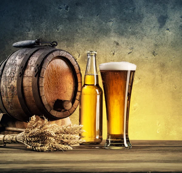 Világos sör poharak az asztalon — Stock Fotó