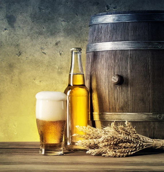 Barril de madeira com orelhas e copo de cerveja — Fotografia de Stock