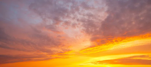 Панорама вогняного апельсинового неба заходу сонця — стокове фото