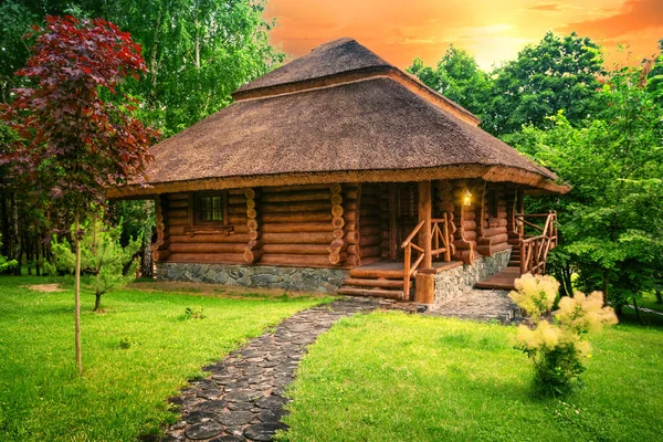 Casa de madeira no gramado — Fotografia de Stock
