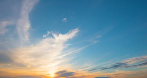 Синій з помаранчевим небом заходу сонця — стокове фото