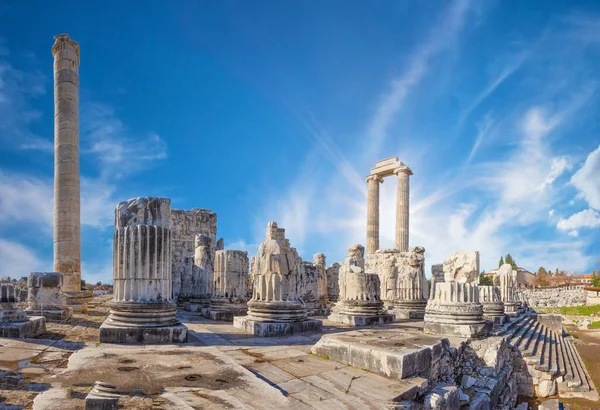 Antico tempio di Apollo nella città di Didim sotto il sole luminoso — Foto Stock