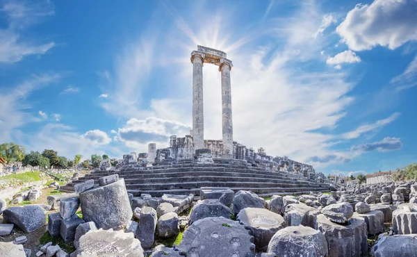 Antieke tempel van Apollo in Didim stad in Turkije overdag — Stockfoto