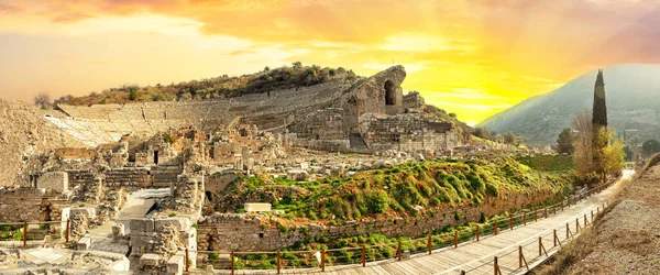 Ephesus 'ta akşam vakti Roma amfitiyatrosu panoraması