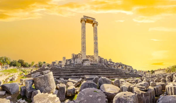 Kolumner av antika tempel Apollo i staden Didim — Stockfoto