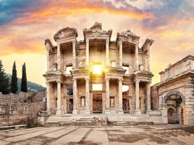 Efes 'te arka güneşli Celsus kütüphanesi cephesi