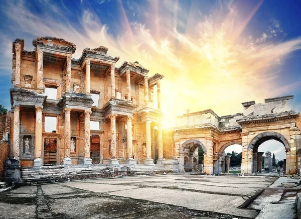 Efes 'teki Celsus Kütüphanesi' nde batan güneşle. — Stok fotoğraf