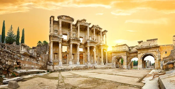 Panorama över ett bibliotek av Celsus i Efesos vid solnedgången — Stockfoto