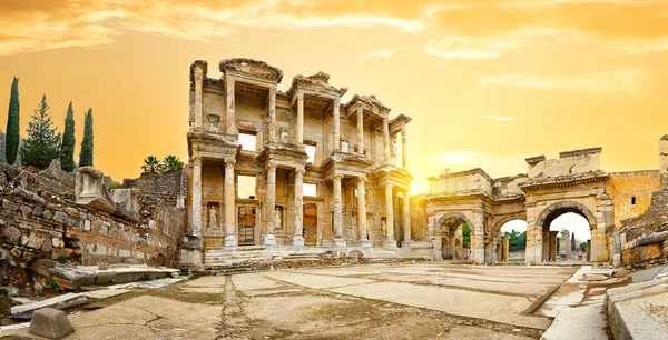 Celsus könyvtárának panorámája Ephesusban naplementekor — Stock Fotó