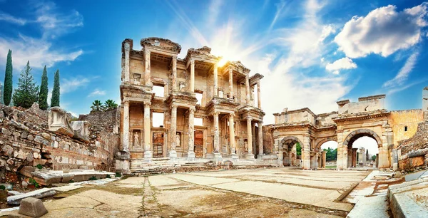 Panorama över biblioteket Celsus i Efesos på eftermiddagen — Stockfoto