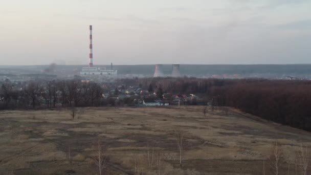 Blick aus der Vogelperspektive auf die Schornsteine des Kraftwerks — Stockvideo