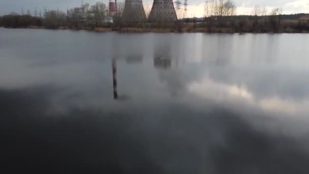 湖のほとりに立つ発電所のパイプへの水からの眺め — ストック動画