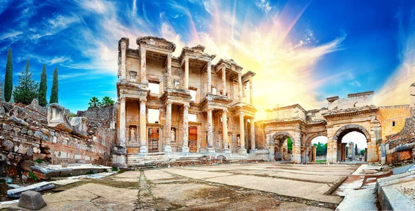 Efes 'teki Celsus Kütüphanesi Panoraması dramatik bir gökyüzü altında