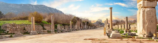 Staatliche Agora in der Nähe der Bibliothek des Celsus in der antiken Stadt Ephesus — Stockfoto