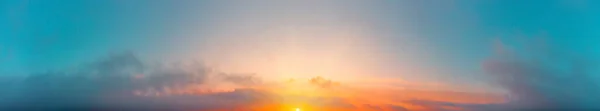 Renkli gündoğumu manzarası yükselen güneşle — Stok fotoğraf