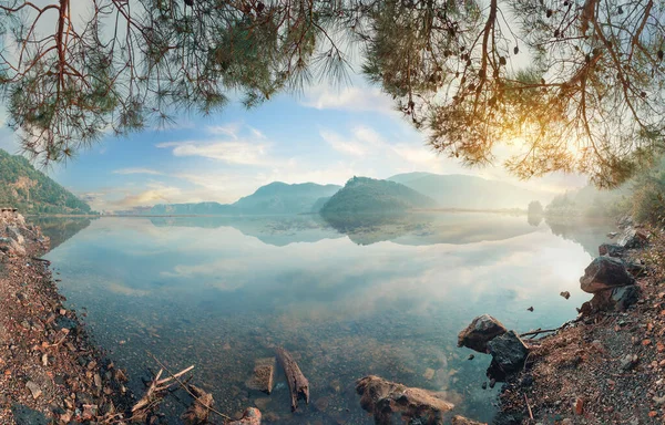 Panorama de lago em montanhas ao pôr do sol Imagem De Stock