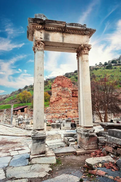 Hadrian kapu a Celsus Könyvtárban egy délután — Stock Fotó