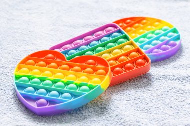 Çocuklar için popüler anti-stres oyuncakları mavi halıya seriliyor.