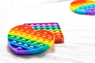 Çocuklar için popüler silikon oyuncaklar parmak hareketlerini ve anti-teknolojiyi geliştirmek için kullanılır.