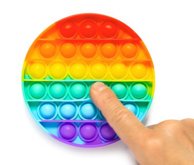 Modayı takip eden çocuklar anti-stres oyuncaklarını parmaklarıyla kabarcıklara bastırıyor.