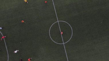 Oyuncularla futbol sahası
