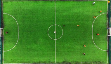 Kuş bakışı oyuncularla futbol sahası
