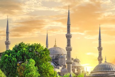 Sultanahmet Camii ya da gün batımında sarı gökyüzü olan mavi cami.