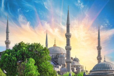 Parlak güneş ışınlarının arka planında Sultan Ahmed ya da Mavi Cami