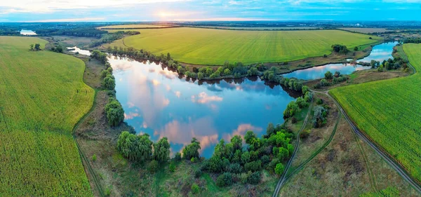 Lagos com reflexão de céu de pôr-do-sol em campos agrícolas — Fotografia de Stock