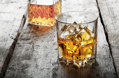 yönlü bardak viski buz ve bir sürahi