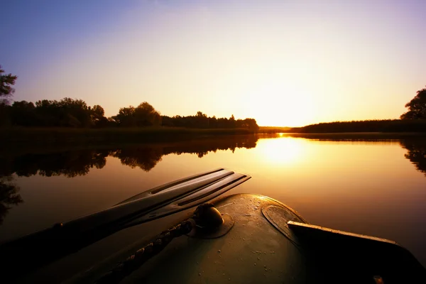 Barco com uma pá no lago — Fotografia de Stock