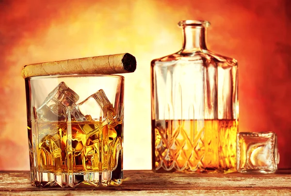 Glass of whiskey with ice flavored cigar — Stock Photo, Image