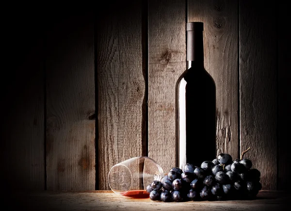 Vinho de garrafa, vidro e uvas de cacho invertido — Fotografia de Stock
