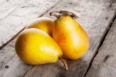 Üç olgun sulu sarı armut