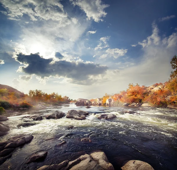 Rivière de montagne rapide parmi les pierres — Photo