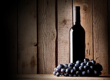 Üzümlü bir şişe şarap.