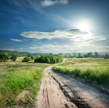Ülkede yol alan yeşil çim ile