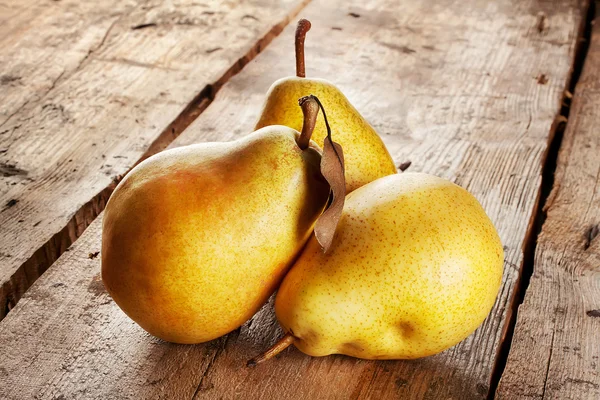 Tre saftiga mogna päron — Stockfoto