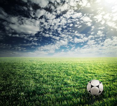 yeşil çim futbol topu