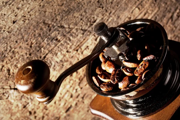 Moedor de fragmento com grãos de café torrados — Fotografia de Stock