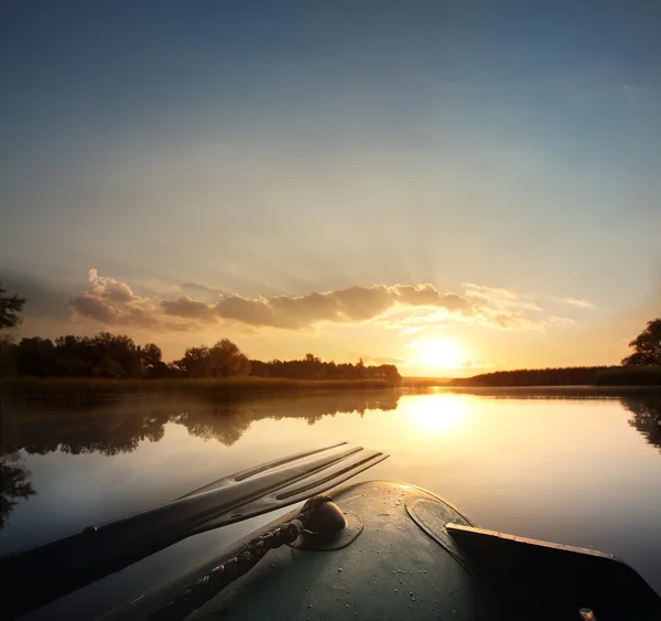 Manhã bonita do alvorecer em um barco inflável com um remo — Fotografia de Stock