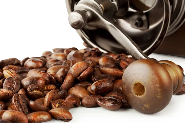 Grains de café torréfiés avec moulin à café — Photo